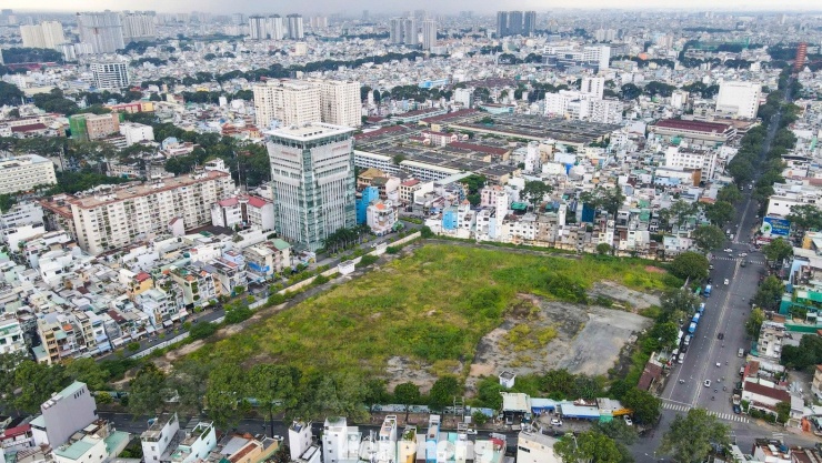 Khu đất 152 Trần Phú (phường Chợ Quán) được quy hoạch xây dựng thành khu phức hợp cao ốc văn phòng và căn hộ cao cấp nhưng gần 20 năm qua vẫn bị bỏ trống, cỏ dại mọc um tùm.