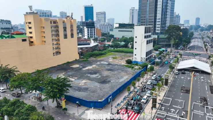 Còn tại khu đất 135 Nguyễn Huệ (dự án Thương xá Tax) có 3 mặt tiền Nguyễn Huệ, Lê Lợi và Pasteur cũng đang để trống, xung quanh có rào quây kín.