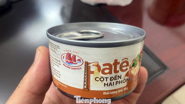 Nhiều sản phẩm của Công ty CP Đồ hộp Hạ Long còn trên kệ một số cửa hàng tiện lợi tại Hải Phòng ngày 8/1.