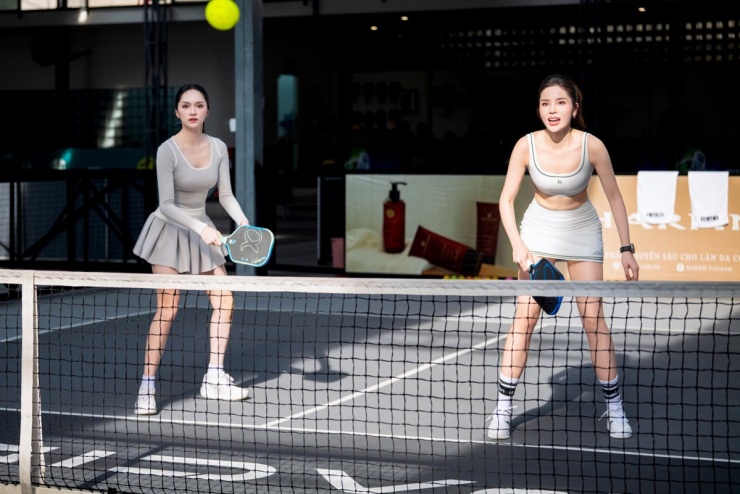 Hai nàng hậu Kỳ Duyên (phải) và Hương Giang rủ nhau đi chơi pickleball ngày cuối tuần.