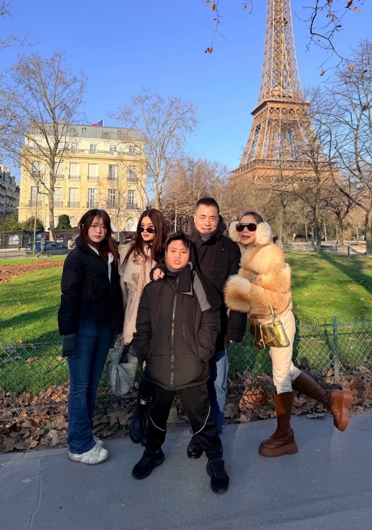 Gia đình ca sĩ Mỹ Lệ tham quan, chụp ảnh kỷ niệm với tháp Eiffel - biểu tượng của nước Pháp, trong chuyến du lịch đầu năm.