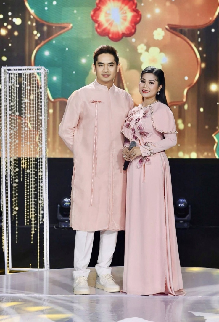 Minh Luân diện đồ đôi cùng ca sĩ Dương Hồng Loan diễn trong chương trình mừng xuân Bính Ngọ.