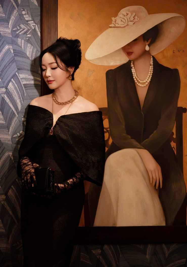 Giáng My được khen 'như người đẹp từ trong tranh bước ra'.