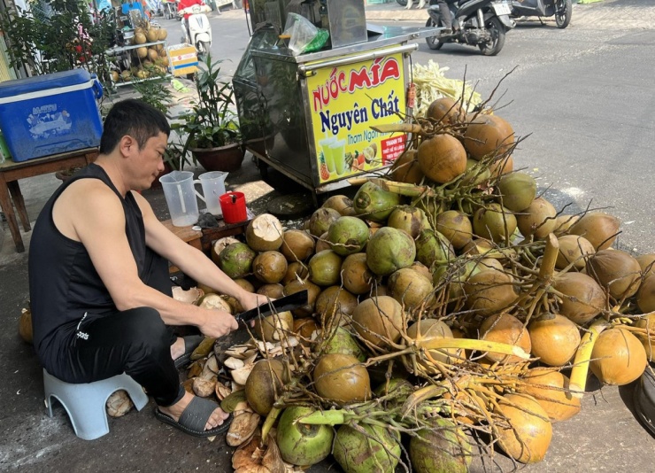 Diễn viên Kinh Quốc 'diễn sâu' khi sắm vai anh bán dừa bên lề đường.