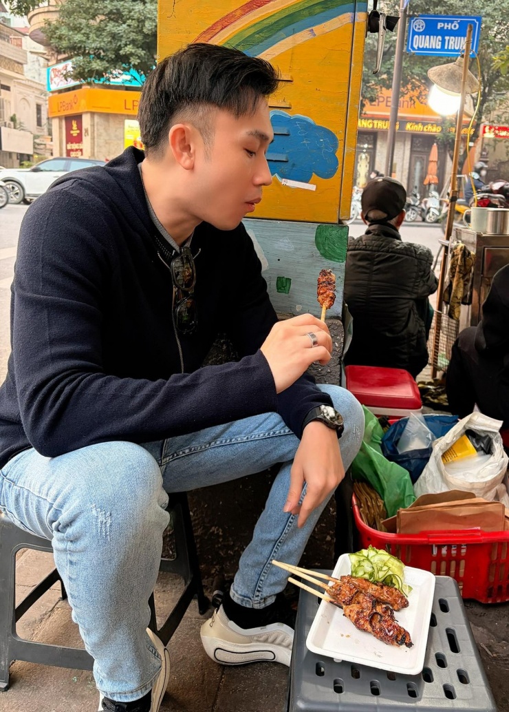 Dương Triệu Vũ tranh thủ thưởng thức các món ăn vặt bình dân nhân chuyến ra Hà Nội.