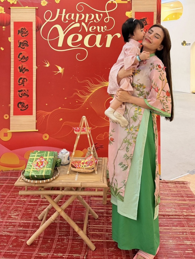 Võ Hoàng Yến xúng xính áo dài chụp ảnh Tết với con gái Nubi.