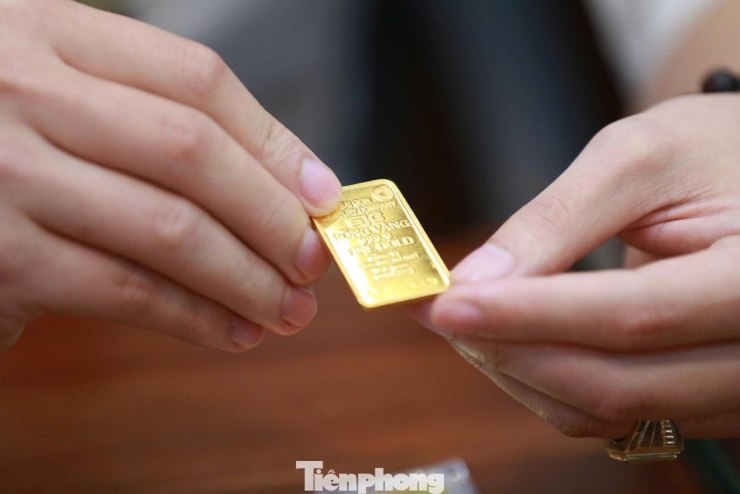 Giá vàng đồng loạt tăng mạnh, Ngân hàng Nhà nước ra quy định mới - 1
