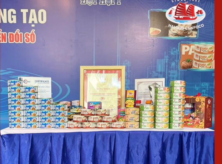 Liên quan vụ việc hơn 130 tấn thịt lợn nhiễm dịch tả lợn châu Phi và vi khuẩn Salmonella được phát hiện tại các kho lạnh của Công ty Cổ phần Đồ hộp Hạ Long (TP Hải Phòng), quá trình xử lý, tiêu hủy vật chứng đã cho thấy thực tế đáng chú ý là một lượng không nhỏ hàng thành phẩm đã được chế biến từ thịt lợn nhiễm bệnh, trái ngược với nội dung giải trình của doanh nghiệp. Ảnh: Hạ Long Canfoco.