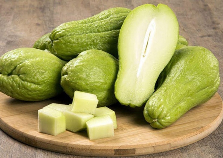 Su su chứa một lượng lớn các hợp chất chống oxy hóa và flavonoid có khả năng ức chế sự phát triển của các tế bào ác tính. Một số nghiên cứu sơ bộ cho thấy các dưỡng chất trong su su có thể giúp làm chậm quá trình nhân bản của tế bào ung thư, đặc biệt là ung thư cổ tử cung và ung thư đại trực tràng.