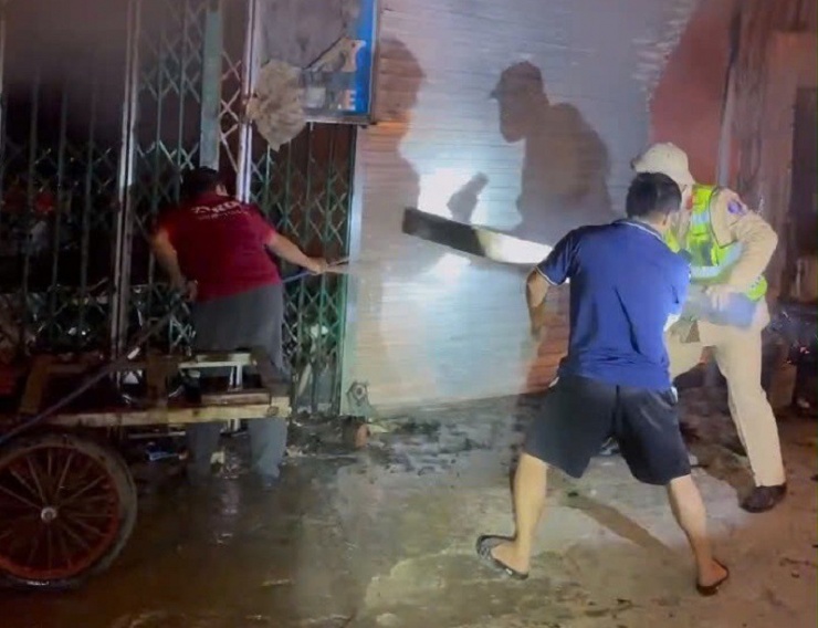 CSGT phá cửa, hỗ trợ đưa 11 người ra ngoài an toàn.