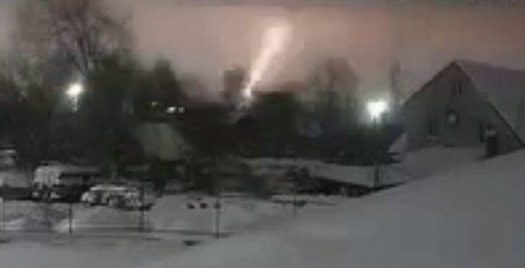 Một đầu đạn được cho là thuộc tên lửa Oreshnik vụt sáng trên bầu trời vùng Lviv của Ukraine ngay trước nửa đêm ngày 8/1/2026. (Ảnh: Trukha Lviv)