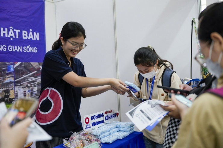 Tặng quà thu hút sinh viên tại Ngày hội việc làm ở Đại học Mở TP.HCM