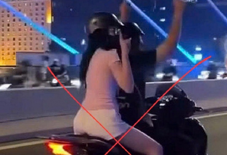 N.L.M.Q. buông hai tay khi chạy xe trên cầu Ba Son.