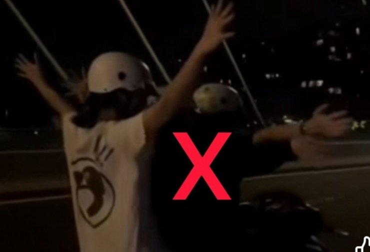 Hình ảnh clip cho thấy thiếu nữ chở 3 người, thả cả hai tay lái khi điều khiển xe…