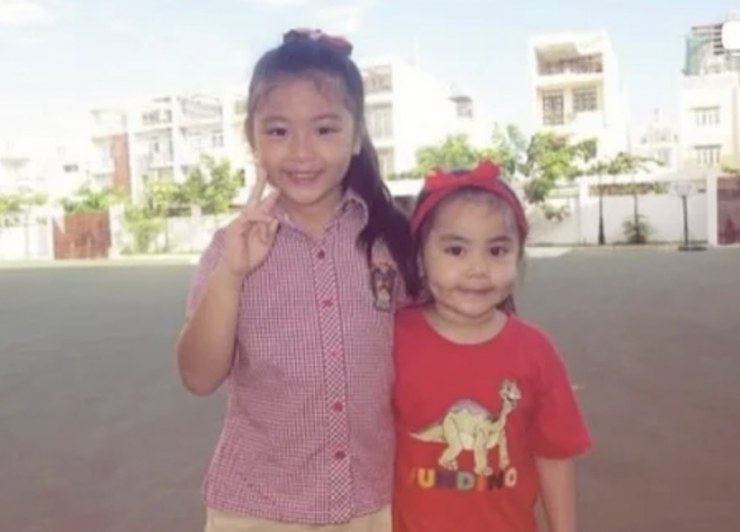 Mới đây, Lọ Lem (Mai Thảo Linh_ - con gái lớn của MC Quyền Linh) gây chú ý khi chia sẻ bức ảnh đáng yêu cùng em gái khi cả hai còn nhỏ. Trong bức ảnh được đăng tải, Lọ Lem mặc áo sơ mi caro hồng, buộc tóc gọn gàng, với gương mặt bầu bĩnh và nụ cười tươi tắn. Bên cạnh là em gái Hạt Dẻ với tạo hình đáng yêu không kém, diện áo đỏ nổi bật, đội băng đô cùng tông, mang đến tổng thể dễ thương và gần gũi.