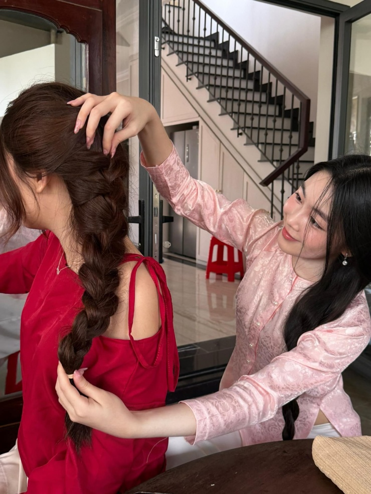 Những năm gần đây, Lọ Lem là gương mặt quen thuộc với cộng đồng mạng. Con gái lớn nhà Quyền Linh nhận được nhiều sự quan tâm nhờ ngoại hình trong trẻo, phong cách giản dị và hình ảnh gần gũi.