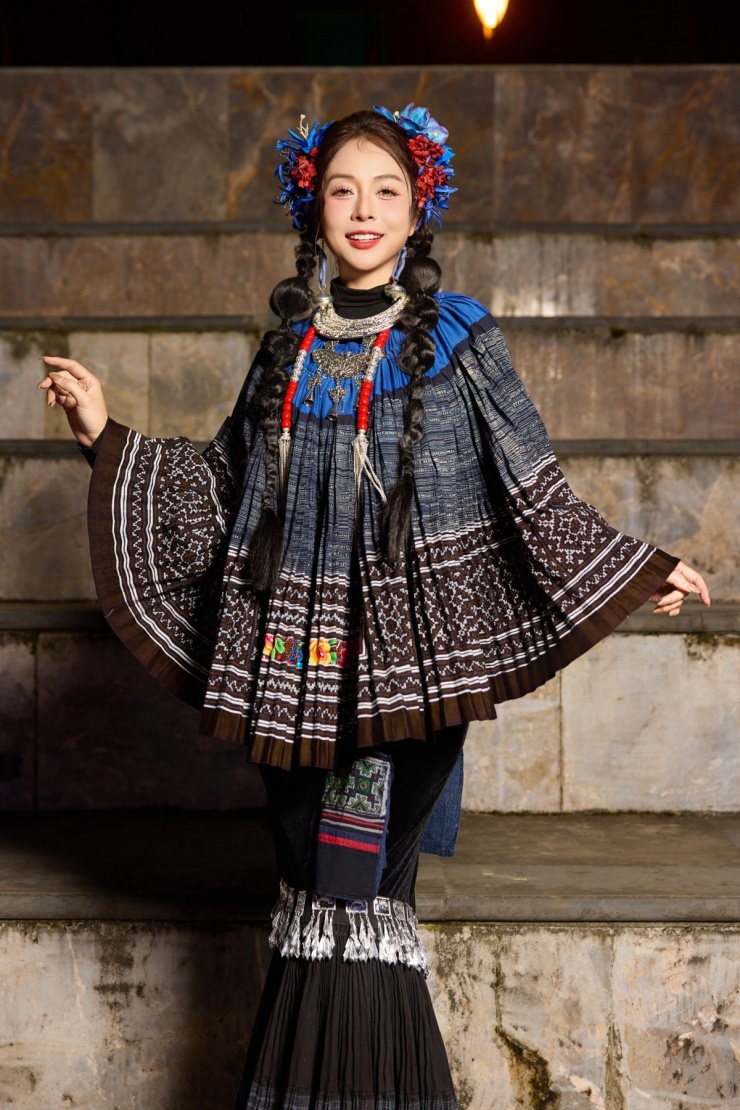 Hoa hậu nói khi biết địa điểm tổ chức chung kết cuộc thi là Sa Pa, cô liền chọn trang phục lấy cảm hứng từ cô gái vùng cao. Jennifer Phạm kết hợp lối trang điểm và kiểu tóc 'hack tuổi', tạo dáng giữa thời tiết giá lạnh của Sa Pa về đêm.