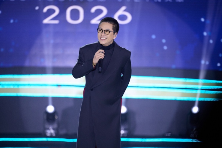 Đêm chung kết được đan xen bằng các tiết mục âm nhạc, góp phần tạo cảm xúc và cao trào cho chương trình. Tuấn Hưng khuấy động không khí bằng hai bản hit Gấp đôi yêu thương và Nắm lấy tay anh.