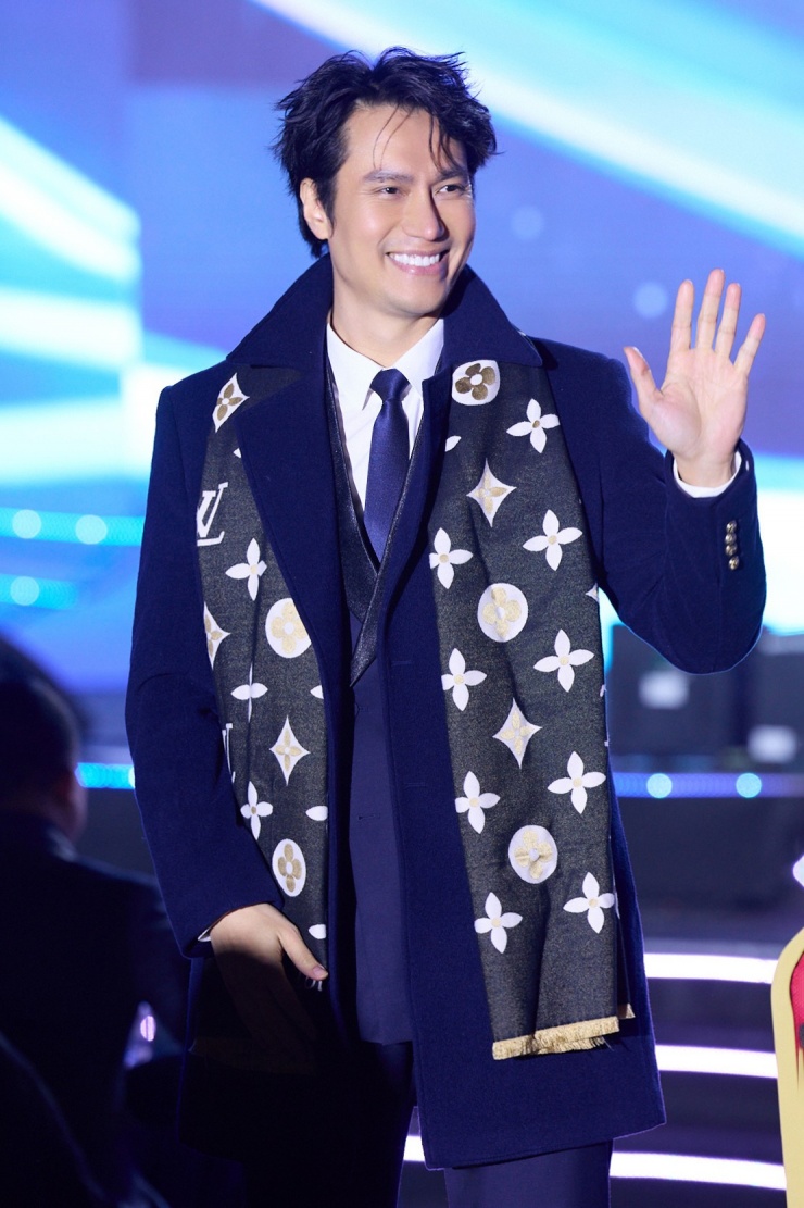 Giám khảo - NSƯT Việt Anh - đánh giá chất lượng thí sinh năm nay đồng đều. Anh nói hành trình của các ứng viên không đoạt danh hiệu vẫn chưa kết thúc, đồng thời mong muốn mỗi thí sinh đều trở thành 'đại sứ du lịch' trong tương lai.