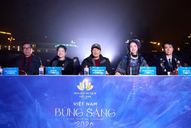 Hội đồng giám khảo chung kết Hoa hậu Du lịch Việt Nam 2026 còn có luật sư Nguyễn Chiến, MC Thảo Vân, NSND Quang Vinh (từ trái qua).