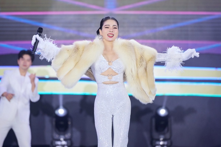 Lệ Quyên mặc hở giữa trời 5 độ C. Sau khi trình diễn hai ca khúc Nếu em được chọn lựa và Vì em còn thương, cô cởi bỏ áo choàng lông, khoe bộ jumpsuit cắt xẻ.