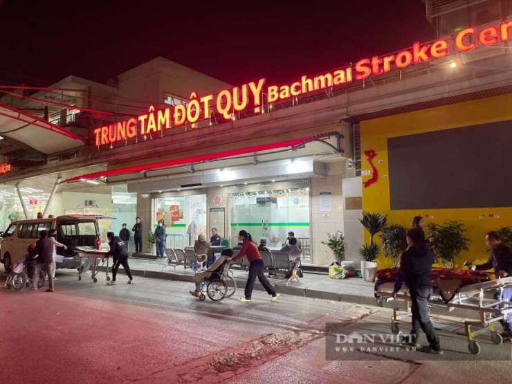 Rạng sáng ngày 10/1, nhiệt độ ngoài trời tại Hà Nội khoảng 10 độ C. Càng về khuya cái rét càng thấm sâu da thịt. Tại Trung tâm đột quỵ và Trung tâm cấp cứu A9, Bệnh viện Bạch Mai thi thoảng lại có người được xe cứu thương đưa từ các tỉnh thành về cấp cứu. Trong đêm đông lạnh lẽo, các bác sĩ vội vã đẩy cáng vào trong, phía sau là những bước chân hối hả của người nhà, gương mặt căng thẳng, lo âu.