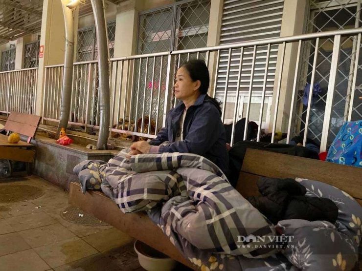 Ngồi cuộn chăn trên ghế, bà Vũ Thị Trường (52 tuổi, quê Thanh Hóa) thi thoảng xoa hai tay để xua đi cái lạnh cóng sau một giấc ngủ tạm. Đây là lần đầu tiên bà Trường ra Hà Nội, mang theo nhiều nỗi lo và hy vọng. Chồng bà Trường bị suy hô hấp, được chuyển gấp ra Bệnh viện Bạch Mai cấp cứu đã 3 ngày nay. Để tiết kiệm tối đa chi phí, bà mang theo chăn, chiếu, trải tạm trên chiếc ghế đối diện khu cấp cứu để ngủ, ngóng tin chồng từ bác sĩ. "Trời rất rét nhưng ra đây 3 hôm tôi quen rồi. Chỉ mong bác sĩ cứu được chồng, giờ tập trung chi phí lo cho chồng, rét khổ mấy tôi cũng chịu được”, bà Trường nói.