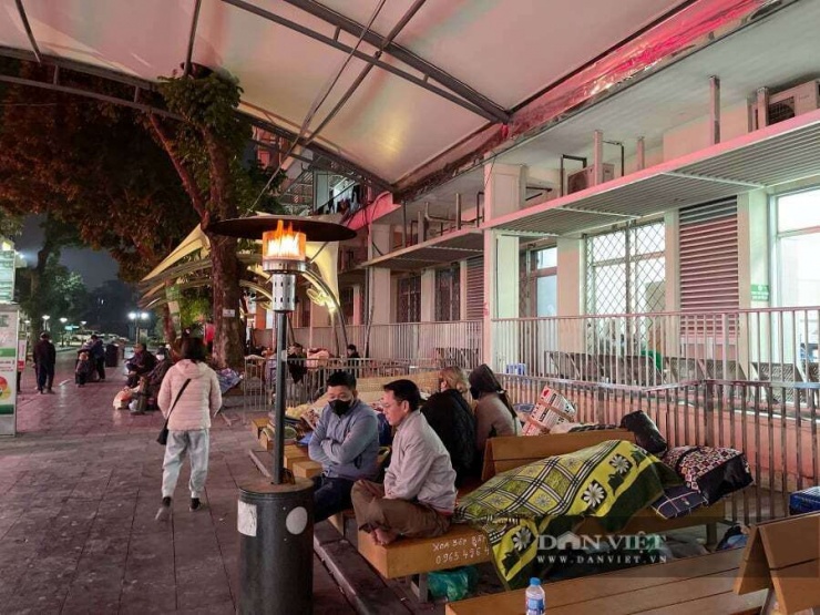 Bệnh viện Bạch Mai bố trí một vài đèn sưởi ấm cho người thân bệnh nhân.