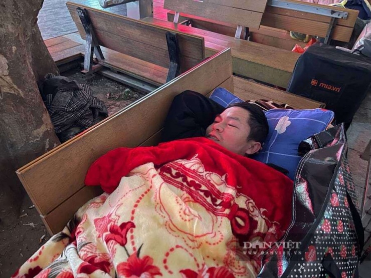 Anh Lê Văn Ái (39 tuổi, quê Quảng Trị) nằm cuộn chặt người trong tấm chăn cũ để tránh rét. Vợ anh Ái là chị Hà Thị Hiệu (34 tuổi) sau sinh con thứ hai được vài giờ thì bị băng huyết, suy đa tạng, phải chuyển ra Bạch Mai cấp cứu gần 1 tuần nay. "Từ hôm tới giờ vợ tôi vẫn hôn mê, tình hình rất nặng. Chi phí điều trị cho vợ quá lớn nên tôi tiết kiệm mọi cách chi tiêu trong việc sinh hoạt, ăn uống ở Hà Nội để dồn cho việc cứu vợ. Tôi ở ngoài này cả ngày cứ vật vờ chờ tin tức từ bác sĩ. Thi thoảng tôi vào nhìn vợ chút nhưng sót ruột vô cùng. Mấy ngày nay chưa đêm nào tôi ngủ được vì lo lắng, phần vì trời rét buốt", anh Ái chia sẻ với PV Dân Việt.