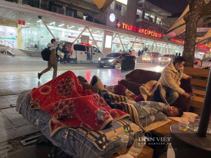 Trời khuya nhưng liên tục có xe cứu thương chở bệnh nhân cấp cứu từ các nơi đổ về.