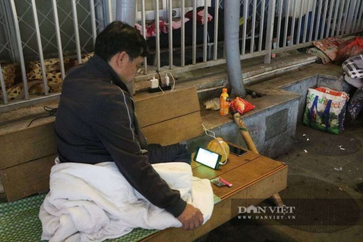 Có người khó ngủ ngồi xem điện thoại "giết thời gian".