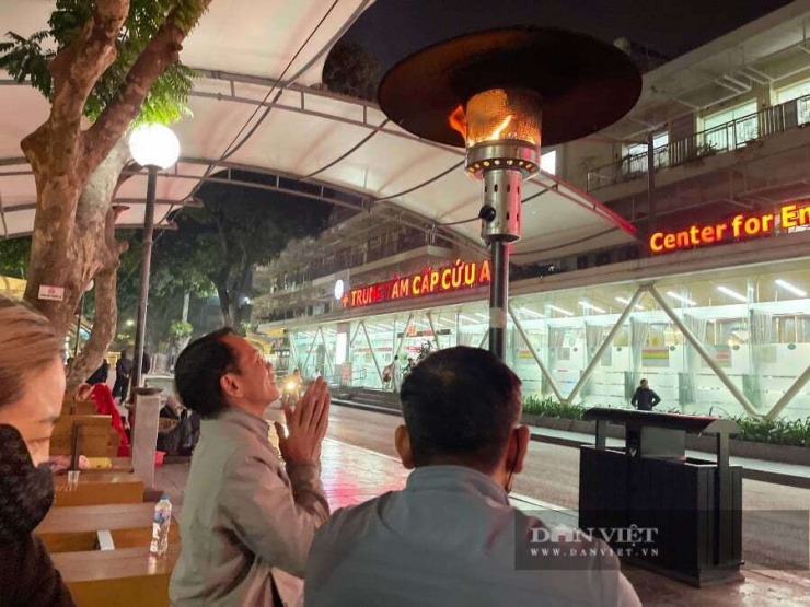 Nhiều lúc không ngủ được người nhà lại tiến tới đèn sưởi xoa tay để vơi đi cái lạnh giá đêm đông.