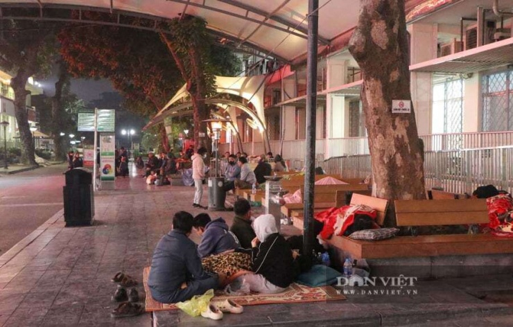 Hàng trăm người nhà vẫn bám trụ dưới trời rét tại bệnh viện. Mọi người đều mong muốn người nhà của mình tai qua nạn khỏi, sớm hồi phục.