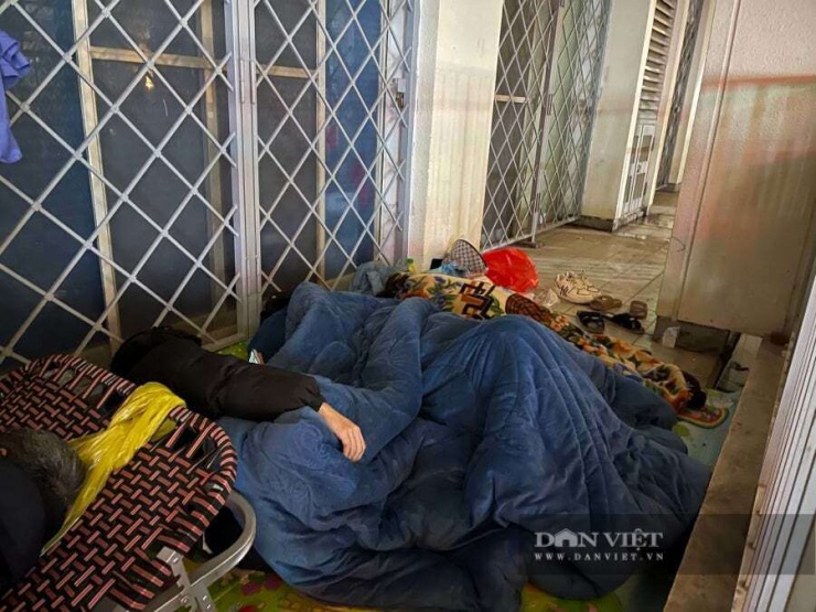 Theo người nhà bệnh nhân, nếu nằm ở hành lang bệnh viện thì khoảng 5 - 5 giờ 30 bảo vệ sẽ ra gọi dậy dọn dẹp, còn nằm ở ghế đá, vỉa hè sẽ được nhắc nhở muộn hơn, khoảng 6 - 6 giờ 30.