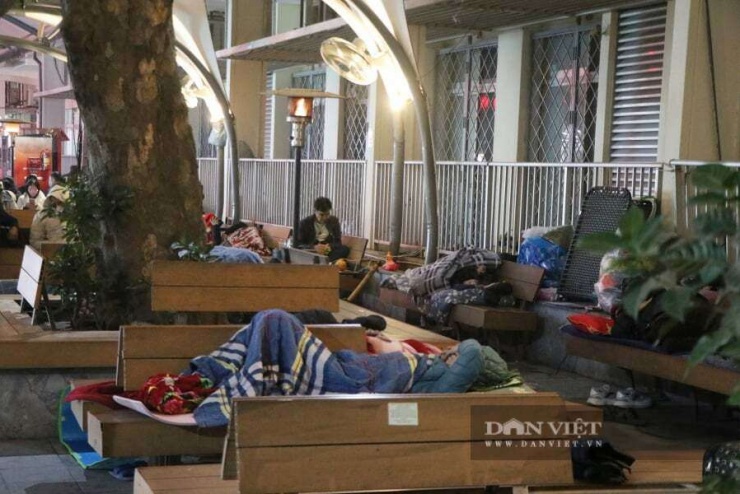 Sau vụ việc một nhân viên bảo vệ Bệnh viện Bạch Mai giật, ném chăn của người nhà bệnh nhân đang nằm trong khuôn viên bệnh viện trong tiết trời giá rét, Bệnh viện Bạch Mai đã yêu cầu Công ty an ninh tăng cường tập huấn, nhắc nhở lực lượng bảo vệ về kỹ năng giao tiếp, ứng xử với người bệnh và người nhà bệnh nhân, nhằm tránh những sự việc tương tự xảy ra trong thời gian tới.