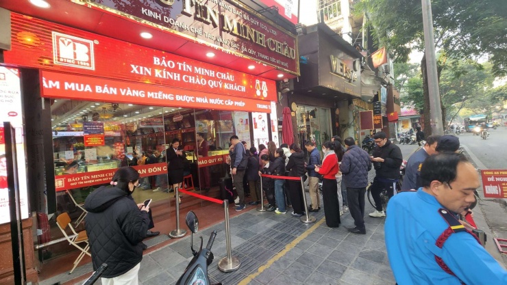Chưa đến 9 giờ sáng, hàng loạt người dân đã xếp hàng chờ mua vàng. Ảnh: Thái Nguyễn.