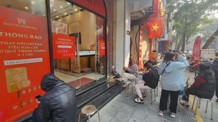 Nhiều người cũng xếp hàng tại Bảo Tín Mạnh Hải từ trước 9 giờ sáng chỉ để mua 0,1 chỉ vàng mở bán lúc 14 giờ cùng ngày. Ảnh: Thái Nguyễn