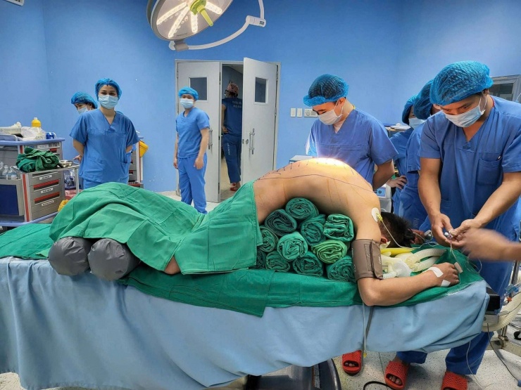 Bệnh nhân chuẩn bị được phẫu thuật. Ảnh: BVCC.