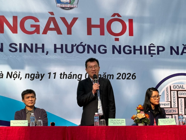 TS Hà Mạnh Tuấn và đại diện các trường ĐH trao đổi với học sinh tại sân trường.