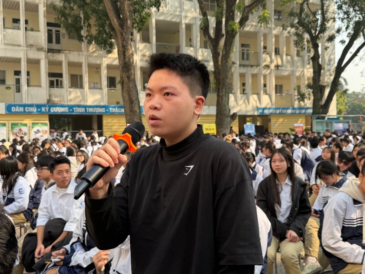 Học sinh đặt câu hỏi cho các chuyên gia.