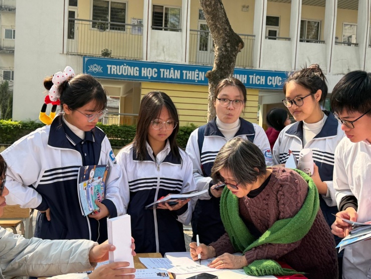 Học sinh tìm hiểu thông tin về tuyển sinh tại ngày hội.