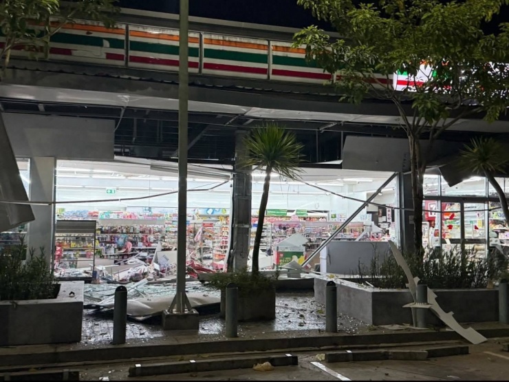 Một cửa hàng tiện lợi bị hư hại. Ảnh: Thai Enquirer
