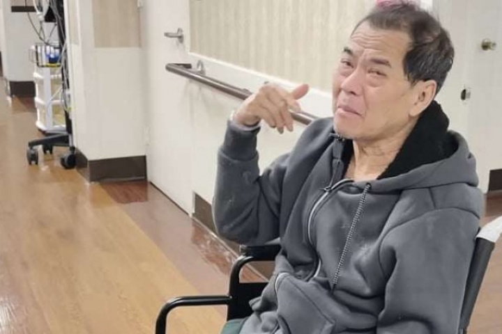 Nam nghệ sĩ đình đám thập niên 80 phải ngồi xe lăn sau cơn tai biến, mong được về Việt Nam thăm mẹ