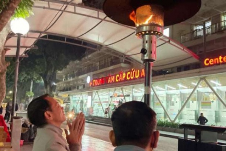 Nhói lòng cảnh người thân bệnh nhân "màn trời chiếu đất" giữa đêm đông ở Bệnh viện Bạch Mai