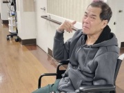 Nam nghệ sĩ đình đám thập niên 80 phải ngồi xe lăn sau cơn tai biến, mong được về Việt Nam thăm mẹ