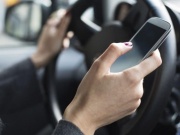 Cấm cầm điện thoại khi đang lái xe dù không sử dụng