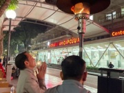 Nhói lòng cảnh người thân bệnh nhân "màn trời chiếu đất" giữa đêm đông ở Bệnh viện Bạch Mai