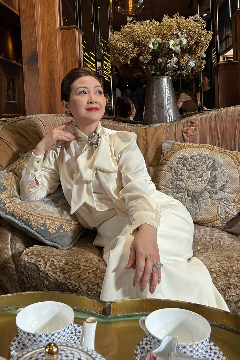 Năm 2025, diễn viên Khánh Huyền bất ngờ trở lại màn ảnh nhỏ với vai bà Lý - một nữ doanh nhân quyền lực nhưng đầy góc cạnh trong "Gió ngang khoảng trời xanh". Sau hai thập kỷ vắng bóng trên VTV kể từ "Người thổi tù và hàng tổng", sự tái xuất này không chỉ đánh dấu sự trở lại mạnh mẽ mà còn khẳng định sức hút bền bỉ của một biểu tượng nhan sắc một thời. Ở tuổi 55, Khánh Huyền vẫn giữ được khí chất sang trọng, diễn xuất tinh tế.&nbsp;