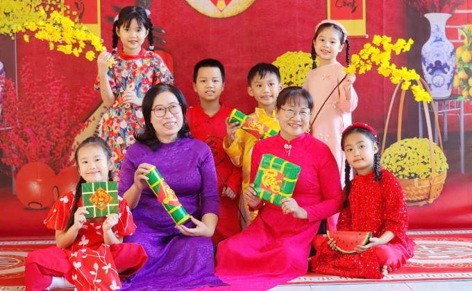 Cô trò trường Tiểu học Đặng Trần Côn, TP HCM, chụp ảnh dịp Tết Ất Tỵ, tháng 1/2025. Ảnh: Thúy Hà