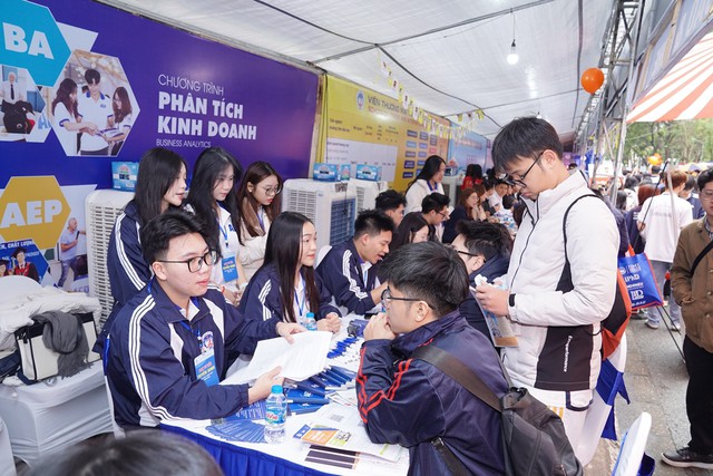 Thí sinh tìm hiểu, đăng ký thông tin tuyển sinh tại một ngày hội tư vấn tuyển sinh, hướng nghiệp.